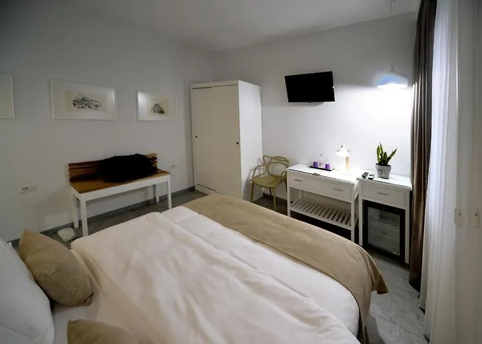 L Skanderbeg Square *